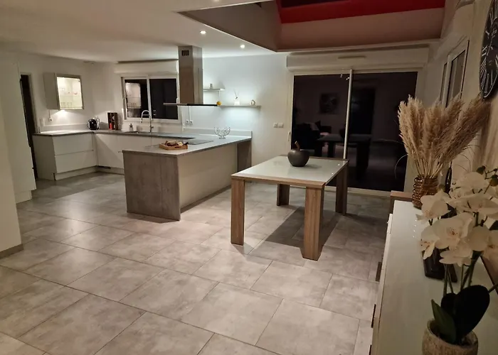 Maison Individuelle Avec Jardin Et Stationnement Prive